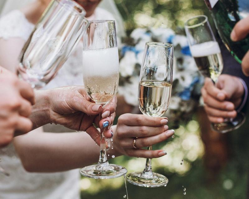 eine Gruppe Personen stößt mit Sektgläsern an