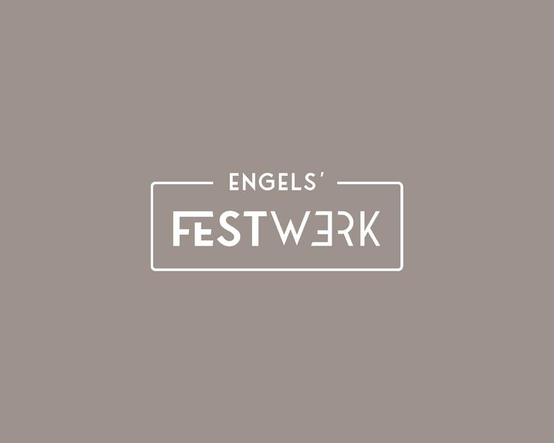 Engels Festwerk Logo auf braunem Hintergrund