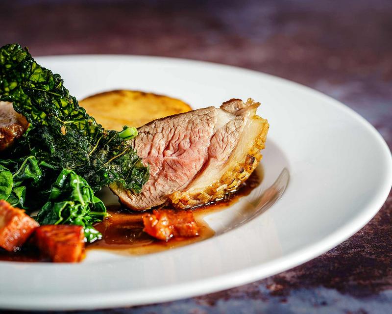 Bild eines Fleischgerichts mit Beilagen