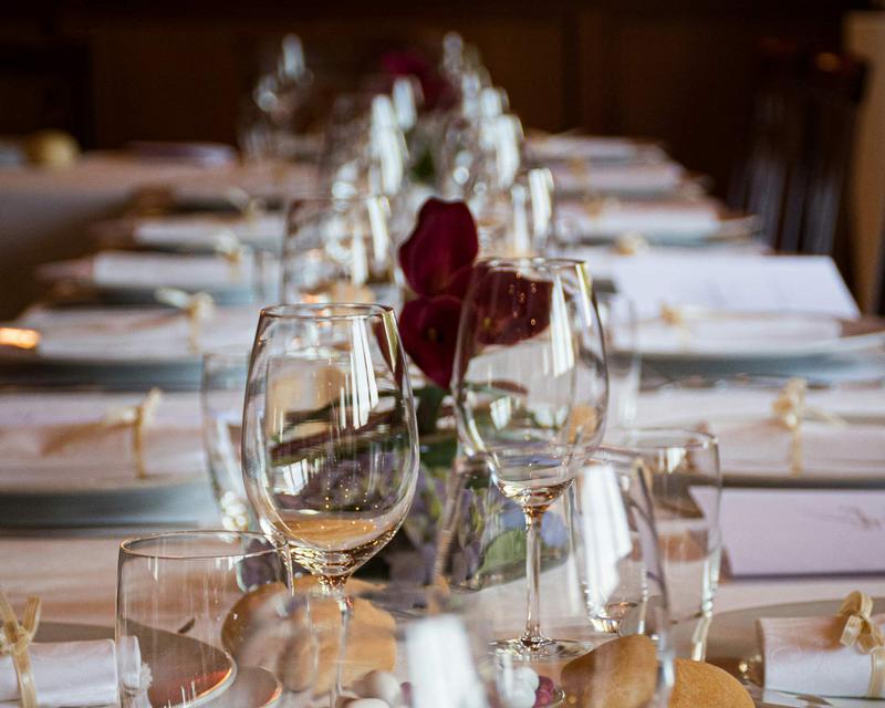 Detailaufnahme eines festlich eingedeckten Tisches