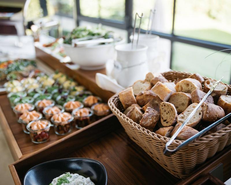 Buffetaufnahme mit Häppchen und Brot