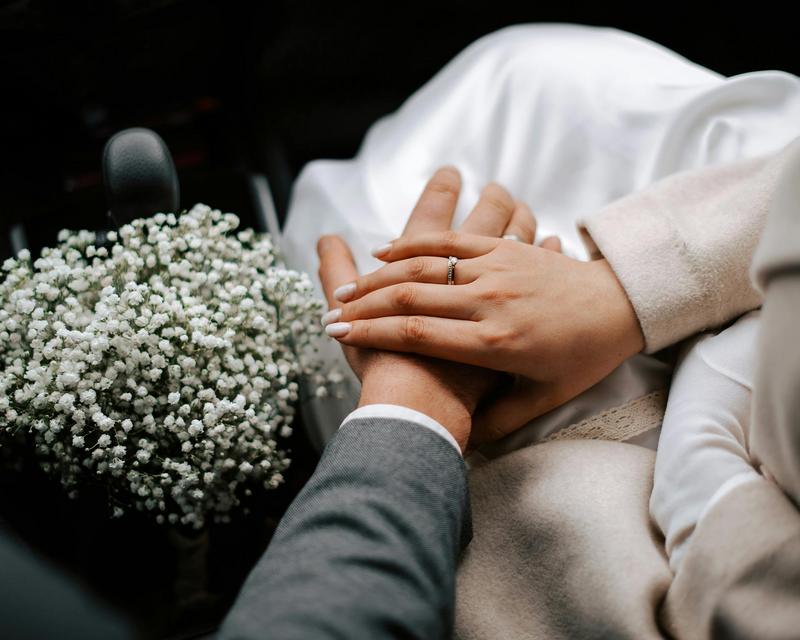 Detailaufnahme der Hände eines Brautpaares